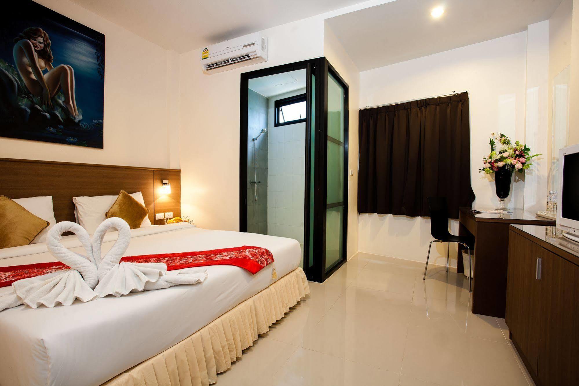 The Wave Hotel Patong Sha Phuket Buitenkant foto